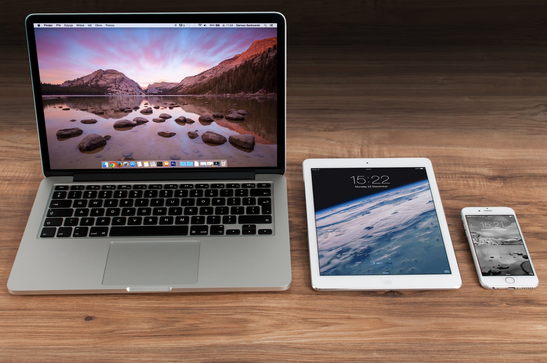 apple-iphone-smartphone-desk apple-iphone-smartphone-desk